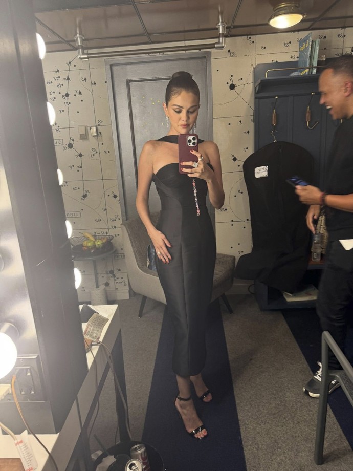 Tuto manikúru herečka a zpěvačka doladila elegantní černou róbou.