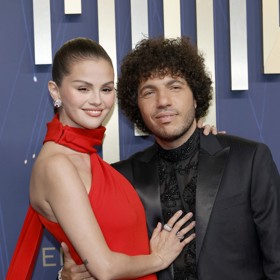 Světlější toast manikúru Selena Gomez ukázala na cenách Emmy, kam dorazila se svým snoubencem Bennym Blancem.