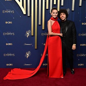 Seleně Gomez to v elegantních šatech také moc slušelo.