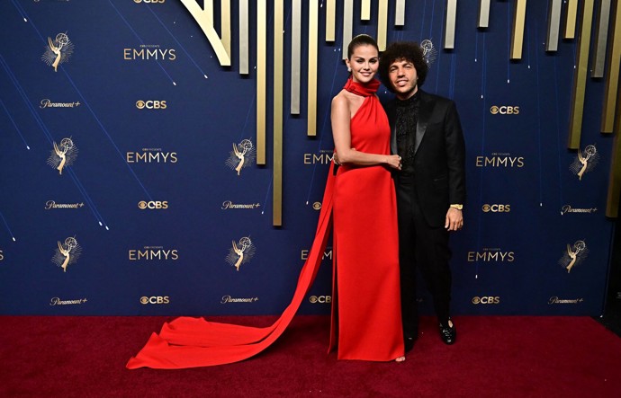 Seleně Gomez to v elegantních šatech také moc slušelo.