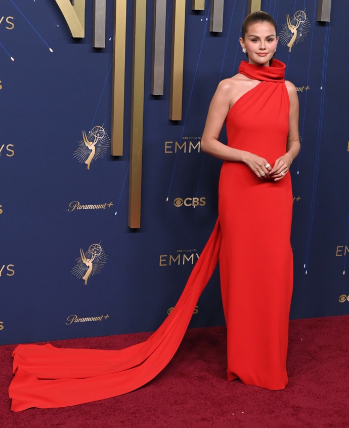 Decentní, ale díky zlatavým odleskům slavnostní manikúra krásně doplnila výrazné červené šaty, které Selena Gomez oblékla.