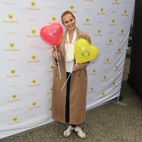 Manšestrový kabát je trendem letošního podzimu a nosí ho už i české hvězdy jako třeba Monika Absolonová.