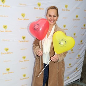 Oblíbená zpěvačka manšestrový kabát v béžovém odstínu zkombinovala s elegantní blůzou. Její formálnost rozbila tmavomodrými džínami a teniskami