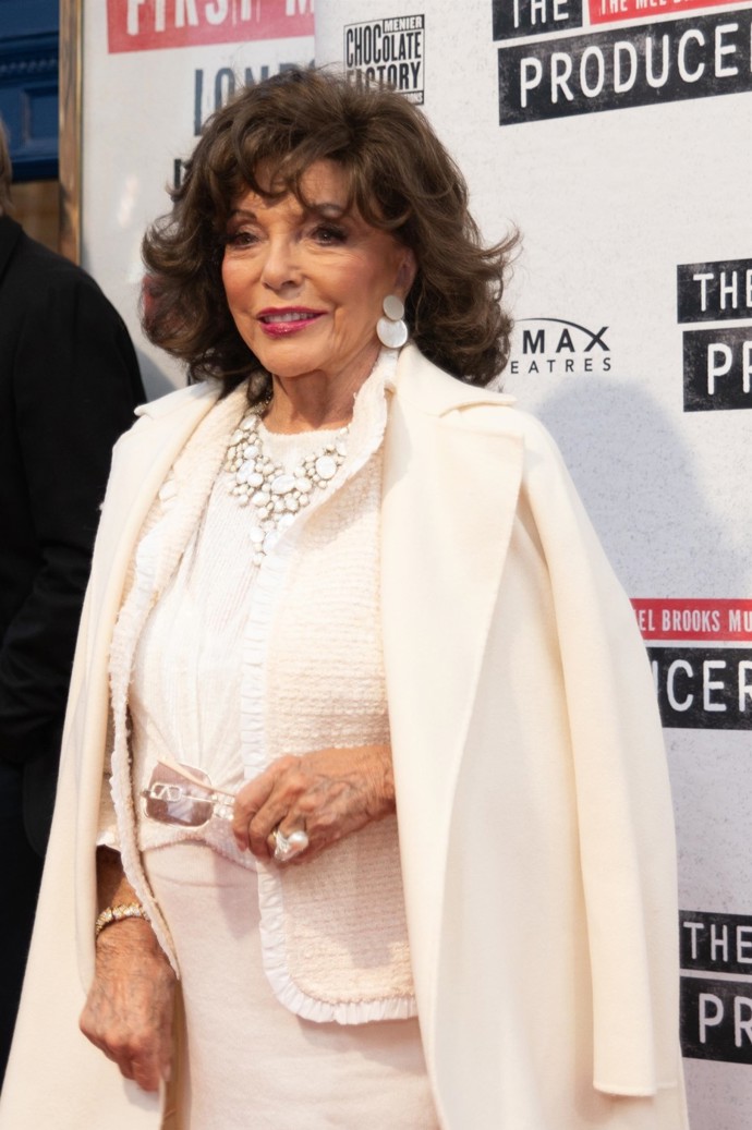 Světlé barvy ale nosí i dámy po úctyhodné devadesátce. Ze zahraničních hvězd je to třeba Joan Collins, která v monochromatickém krémovém outfitu naposledy oslnila letos v září.