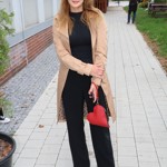 Šárka Vaňková svůj jednoduchý podzimní outfit v černých a béžových tónech bez nadsázky rozzářila červenými akcenty.
