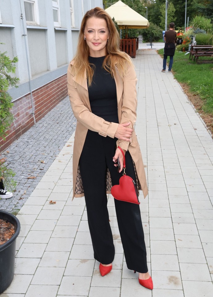 Šárka Vaňková svůj jednoduchý podzimní outfit v černých a béžových tónech bez nadsázky rozzářila červenými akcenty.