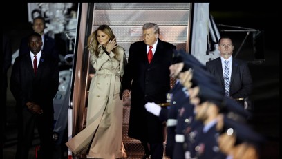 FOTO: Donald Trump s manželko Melanií při výstupu z letadla v Londýně.