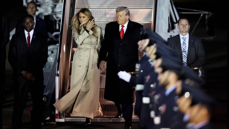Donald Trump s manželko Melanií při výstupu z letadla v Londýně.