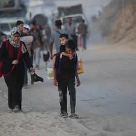 Palestinci, kteří prchají na jih Pásma před válkou, s sebou vzali jen to nejnutnější. Někteří z nich podnikli cestu pěšky. 