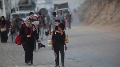 FOTO: Palestinci, kteří prchají na jih pásma před válkou, s sebou vzali jen to nejnutnější. Někteří z nich podnikli cestu pěšky.