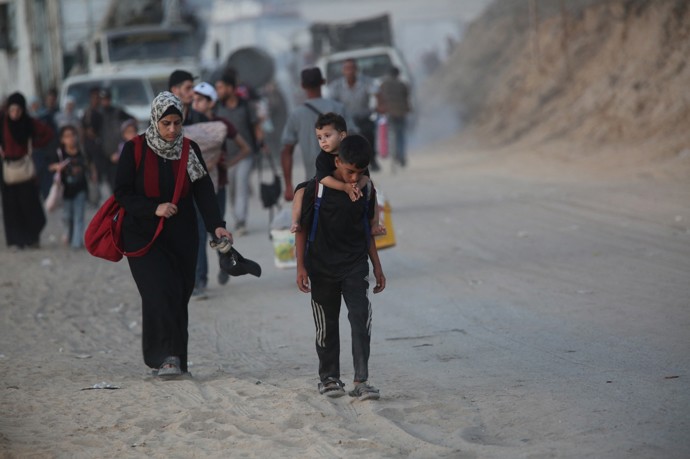 Palestinci, kteří prchají na jih Pásma před válkou, s sebou vzali jen to nejnutnější. Někteří z nich podnikli cestu pěšky. 