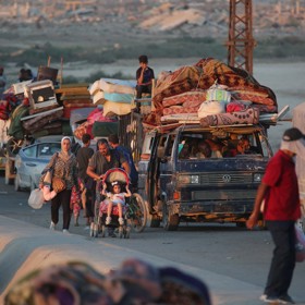 Dlouhé kolony Palestinců v úterý proudily směrem na jih po pobřežní cestě na oslích povozech, rikšách či ve vozech naložených po střechu osobními věcmi a matracemi, zatímco jiní z desítek tisíc lidí, kteří se snaží uprchnout před oznámenou ofenzivou, jdou pěšky.
