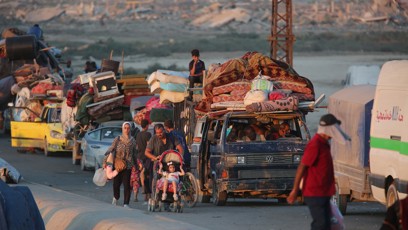 FOTO: Dlouhé kolony Palestinců v úterý proudily směrem na jih po pobřežní cestě na oslích povozech, rikšách či ve vozech naložených po střechu osobními věcmi a matracemi, zatímco jiní z desítek tisíc lidí, kteří se se snaží uprchnout před oznámenou ofenzivou, jdou pěšky, uvádí ČTK.