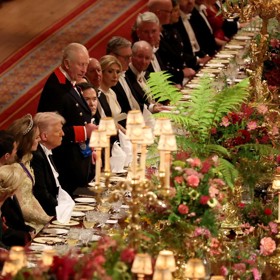 Král Karel III. na královském banketu pro Donalda Trumpa.