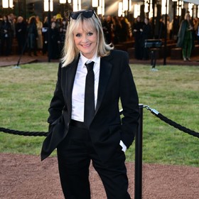 Twiggy byla na londýnském týdnu módy samý úsměv. Modelingová i módní legenda navíc zazářila v trendy outfitu s pánským nádechem