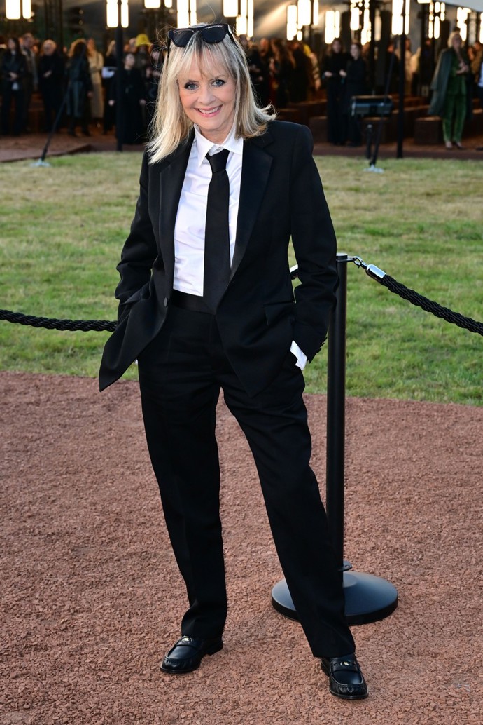 Twiggy byla na londýnském týdnu módy samý úsměv. Modelingová i módní legenda navíc zazářila v trendy outfitu s pánským nádechem