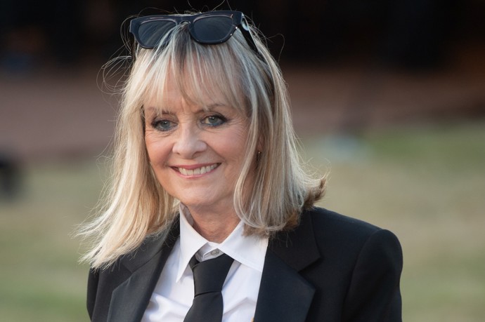 Její look doladily nejenom černé sluneční brýle, ale především stylová saténová kravata, která umocnila inspiraci pánským šatníkem.