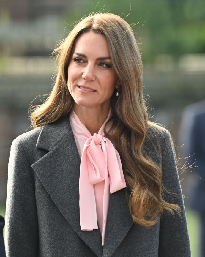 Britská princezna Kate má košile a halenky s vázačkami v oblibě a letos na podzim je vynesla už několikrát. Naposledy oblékla tento jemný růžový kousek