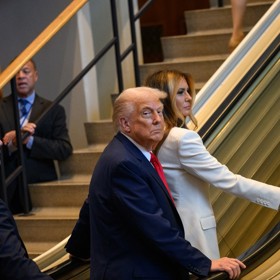 Donald Trump s manželkou Melanií málem spadli na eskalátorech poté, co se schody z ničeho nic zastavily. 