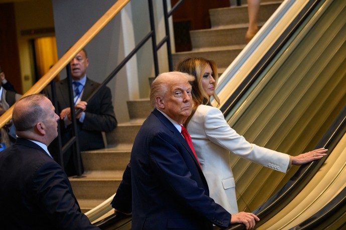 Donald Trump s manželkou Melanií málem spadli na eskalátorech poté, co se schody z ničeho nic zastavily. 