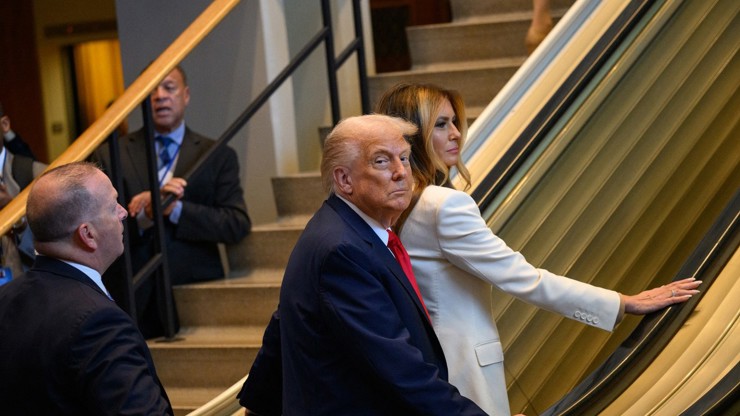 Donald Trump s manželkou Melanií málem spadli na eskalátorech poté, co se schody z ničeho nic zastavily. 