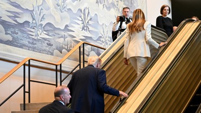 FOTO: Krátce poté, co Trump s Melanií stoupli na eskalátor, se jezdící schody zastavily. První dáma nakonec vyšla schody po svých.