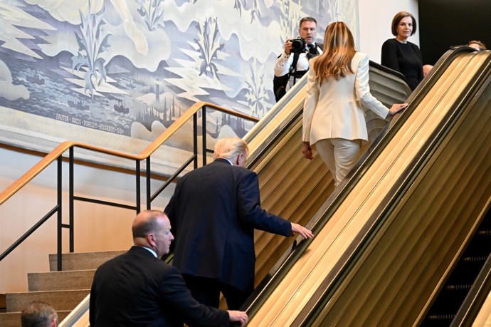 Krátce poté, co Trump s Melanií stoupli na eskalátor, se jezdící schody zastavily. První dáma nakonec vyšla schody po svých. 