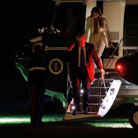 Melania a Trump vystupují z vrtulníku.