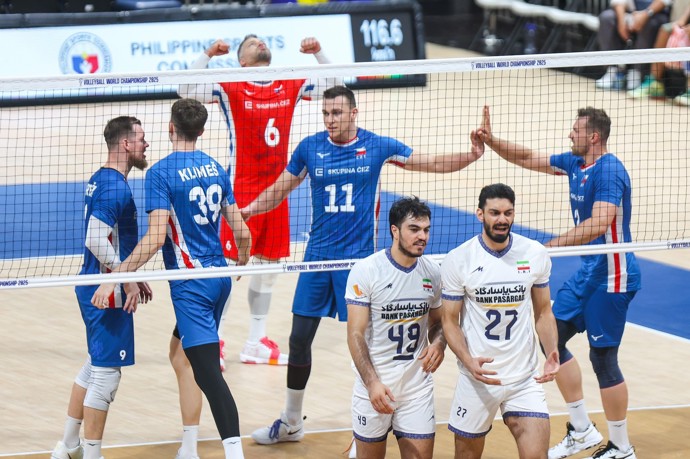 Čeští volejbalisté během zápasu s Íránem.