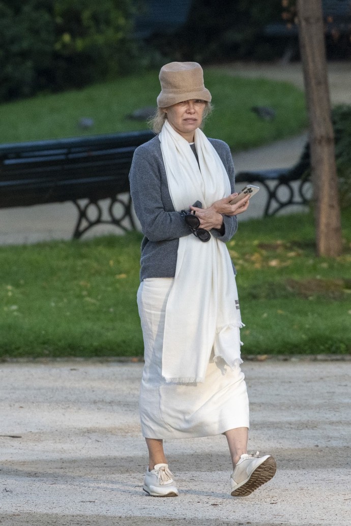 Pamela Anderson v ulicích Paříže byla skoro k nepoznání.