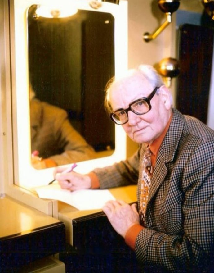 Vladimír Ráž v divadelní šatně. Snímek k dokumentu o něm z roku 2013, Příběhy slavných: Milovník života.