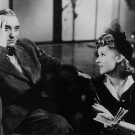 Děj filmu Dívka v modrém má komediální zápletku: Notář Karas je starý mládenec, jenž se snaží unikat vdavekchtivým ženám. Miluje totiž jen jednu jedinou - mladou ženu na obraze zvaném Dívka v modrém. Když ho jednou v rozmaru políbí, dívka z obrazu vystoupí. Co si s ní ale nyní Karas počne?