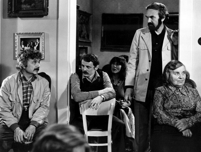 Dvanáctinásobná výměna bytů měla krycí jméno Kulový blesk, odtud pak i název filmu. Na snímku zcela vlevo Ladislav Smoljak, vpravo sedící Milada Ježková, nad ní stojí Zdeněk Svěrák.