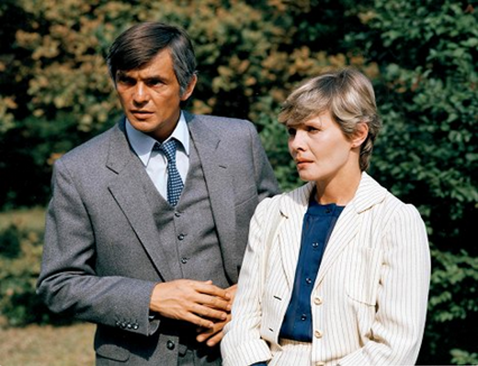 V seriálu My všichni školou povinní si Jiří Bartoška zahrál právníka Jiřího Olivu. Jeho manželku hrála Jana Šulcová. Ta v seriálu ztvárnila sociální pracovnici.