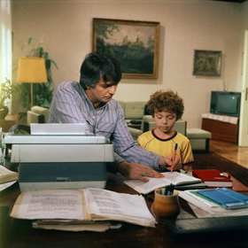 Syna Jiřího Bartošky si zahrál Milan Šimáček (v roli Jirky Olivy).