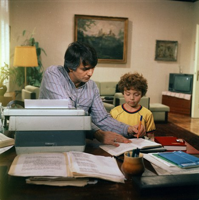 Syna Jiřího Bartošky si zahrál Milan Šimáček (v roli Jirky Olivy).