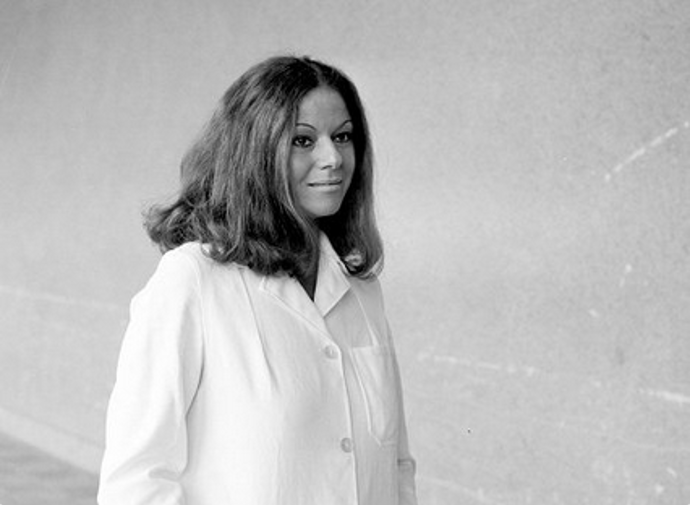 Eva Hudečková jako doktorka Houdková v legendárním seriálu Sanitka, který si můžete pustit na iVysílání České televize.