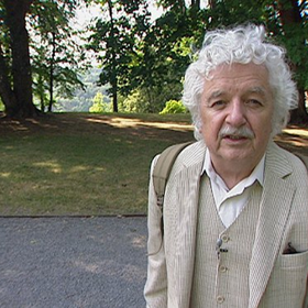 Ladislav Smoljak byl původní profesí učitel. Snímek je z pořadu Toulky s Ladislavem Smoljakem.