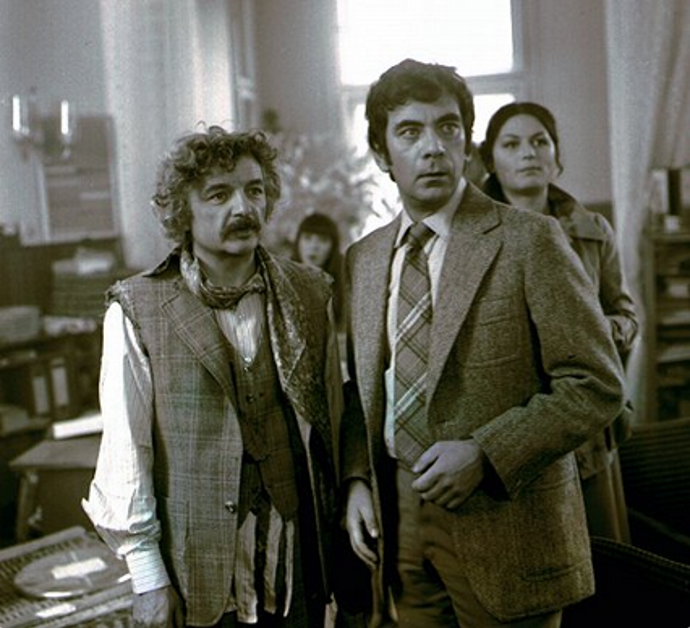 Ladislav Smoljak po sobě zanechal trvalý odkaz v podobě cimrmanovství. Na snímku z filmu Trhák je s Petrem Čepkem.