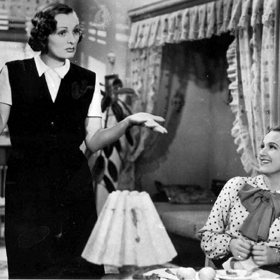 Jednoduchá zápletka filmu Přítelkyně pana ministra poskytla hereckou příležitost i další tehdejší hvězdě, která však byla velmi kontroverzní - Světle Svozilové. Na snímku s Adinou Mandlovou.