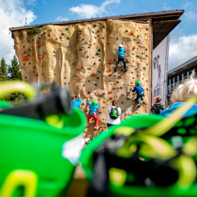 Horolezecká stěna i pro ty nejmenší. 