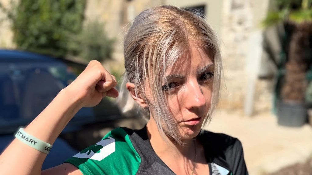 Kontroverzní influecnerka Adéla Pulcová v dresu.