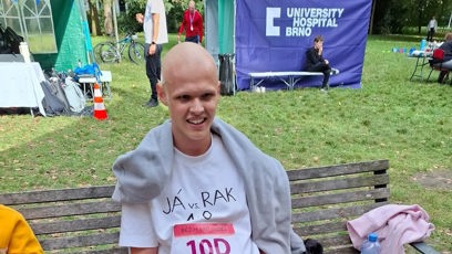 FOTO: Sváťa porazil rakovinu. Vítězství oslavil štafetovým během, kde získal jeho tým zlato.
