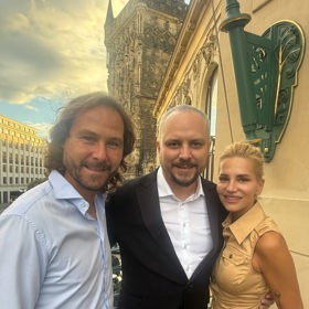 Dara Rolins s Pavlem Nedvědem vyrazili na vernisáž kamaráda.