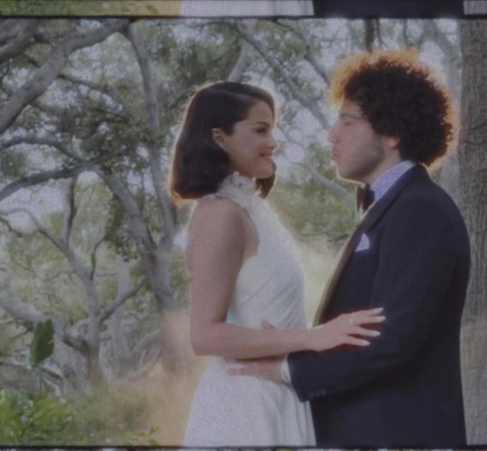 Po dvou letech společného života si Selena Gomez a Benny Blanco řekli ano.