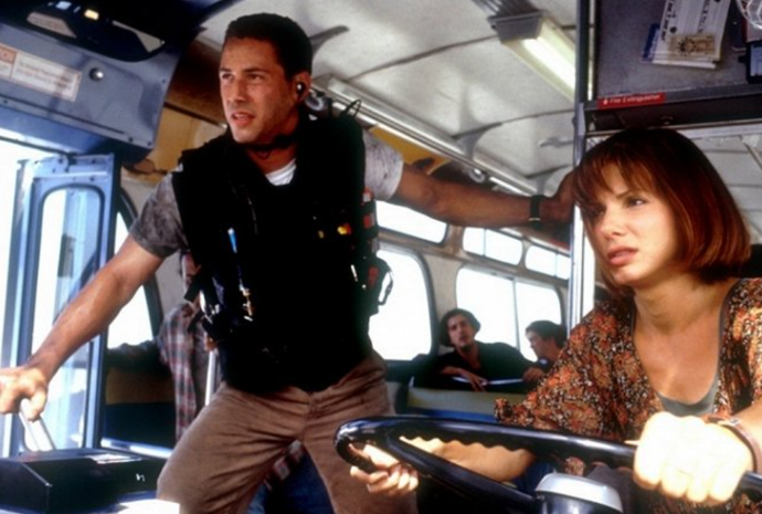 Keanu má coby policista Jack Traven za úkol zneškodnit bombu na autobusu, který nesmí zpomalit pod 80 km/h, jinak nálož exploduje. Pomoct se mu v tom snaží jedna z cestujících v podání Sandry Bullock.