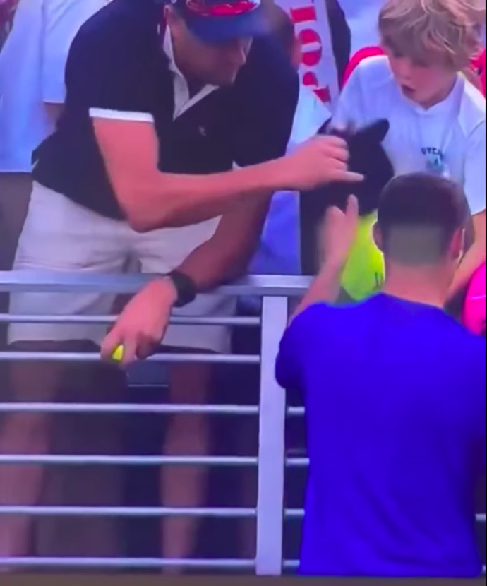 CEO ukradl čepici z rukou malého kluka.