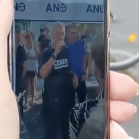 Andrej Babiš byl během mítinku napaden.