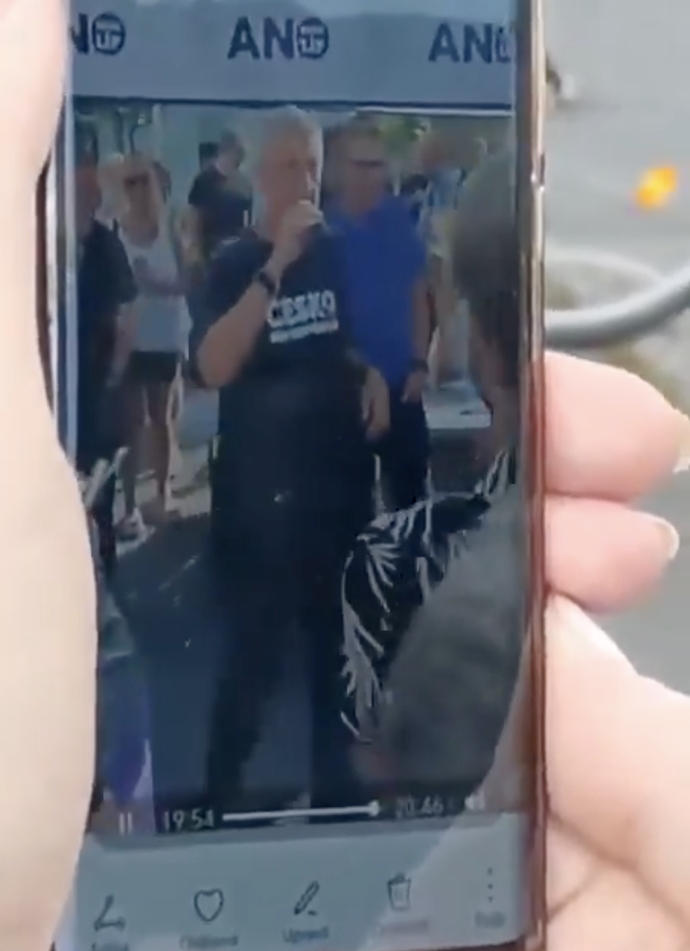 Andrej Babiš byl během mítinku napaden.