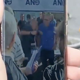 Důchodce ho nejméně dvakrát udeřil.